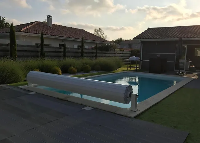 Avec Piscine De Villa *